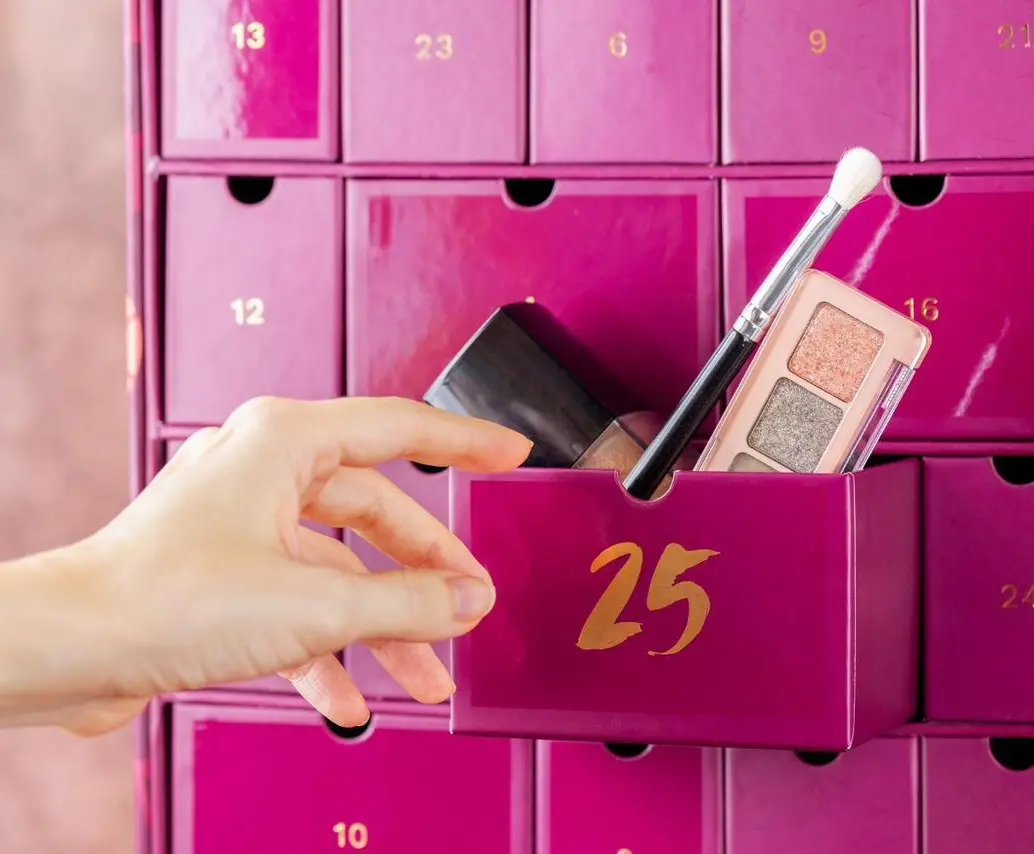 Con una mezcla de experiencia, estética, entretenimiento y novedad, los calendarios de adviento de belleza se consolidan como uno de los regalos estrella de la Navidad en Colombia. FOTO: Cortesía Krika.