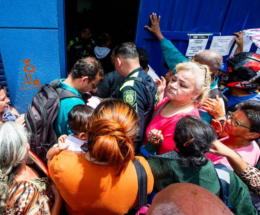 La Policía tuvo que enviar uniformados al servicio farmacéutico de Savia Salud para controlar a la multitud. FOTO: JULIO CÉSAR HERRERA