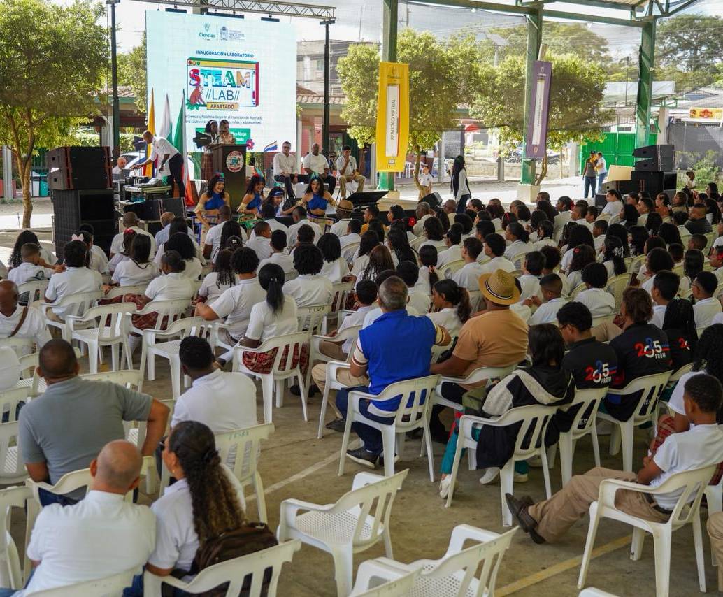 Acto de inauguración del primer laboratorio de robótica en Apartadó, donde estuvo presente el viceministro de Talento y Apropiación Social del Conocimiento, Fernando Henao.<b> </b>FOTO: Cortesía MinCiencias