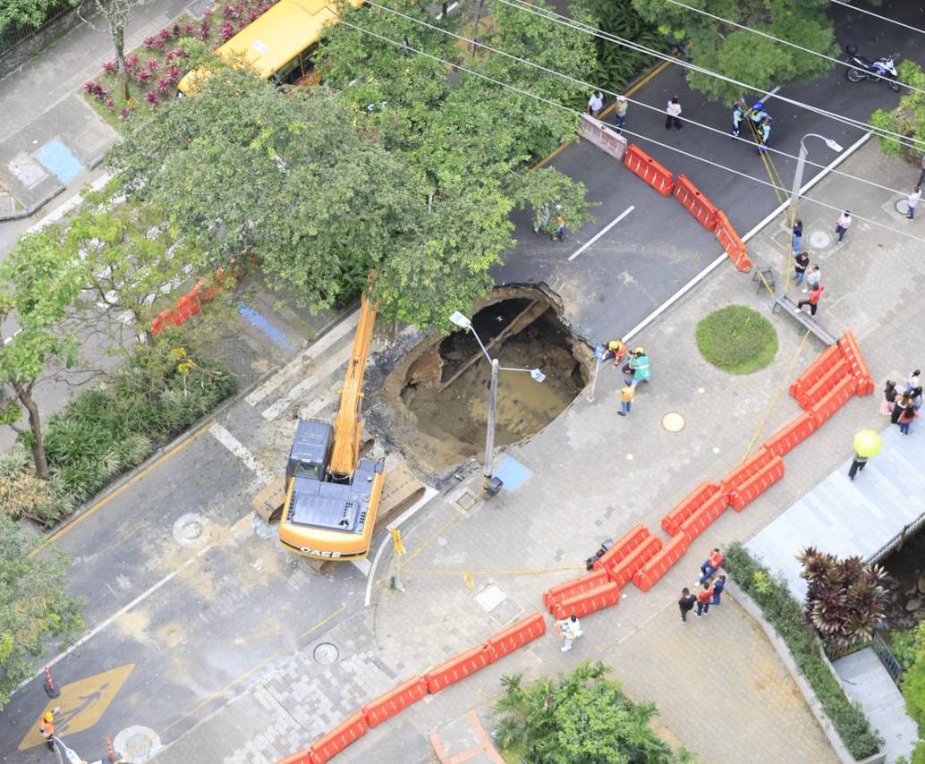 Este hueco fue el que provocó el cierre total de la avenida El Poblado, a la altura del hotel Dann Carlton, durante la noche del martes y la mañana del miércoles. Desde el mediodía se empezó a dar paso. FOTO: <b>CAMILO SUÁREZ</b>