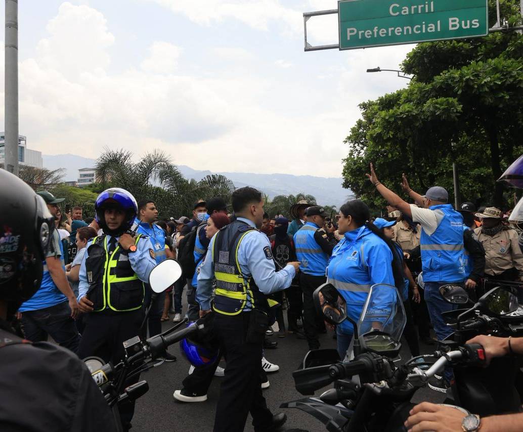 Motociclistas e indígenas se enfrentaron en la glorieta de La Alpujarra ante los bloqueos que pretendían hacer los manifestantes. FOTO: <b>CAMILO SUÁREZ</b>