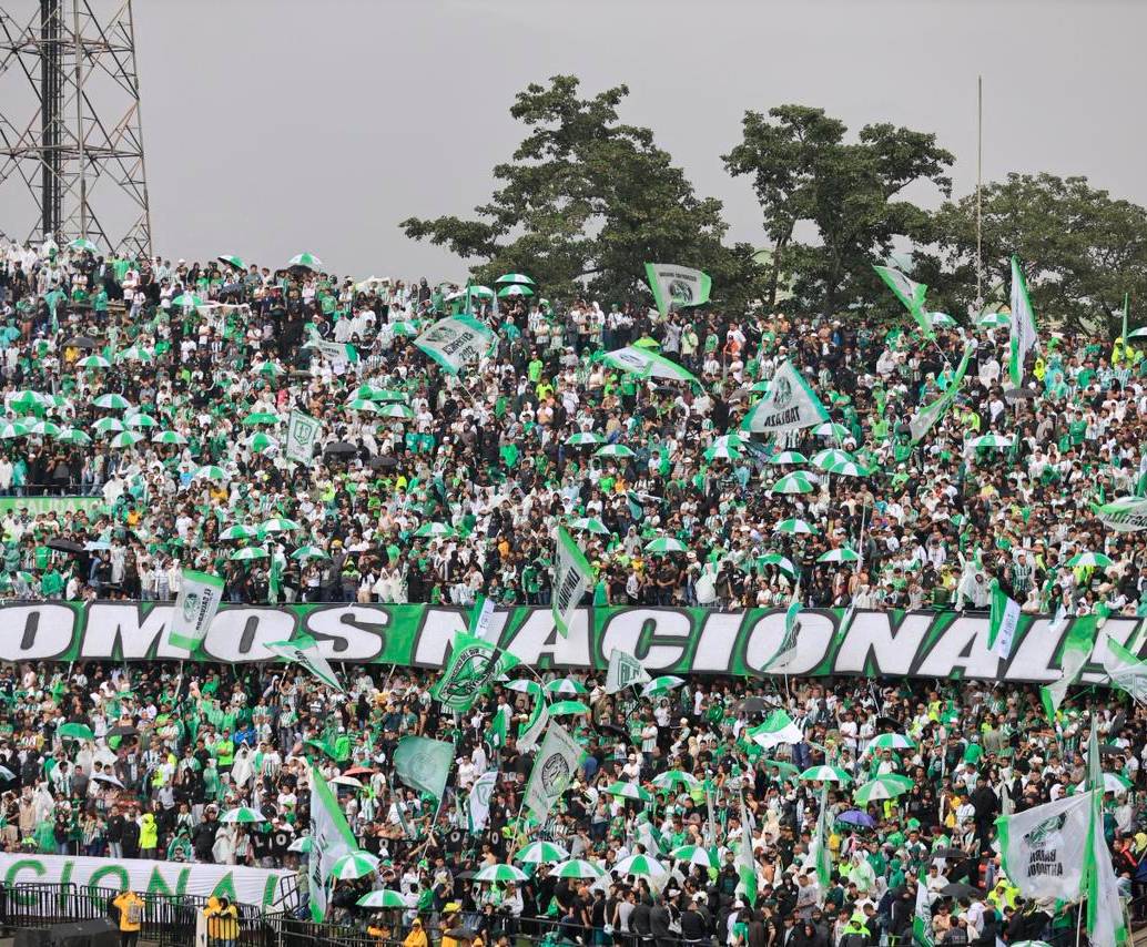 Los aficionados del cuadro verde le mostraron su respaldo al equipo de cara a la final de vuelta de Liga contra Junior. Foto: Camilo Suárez