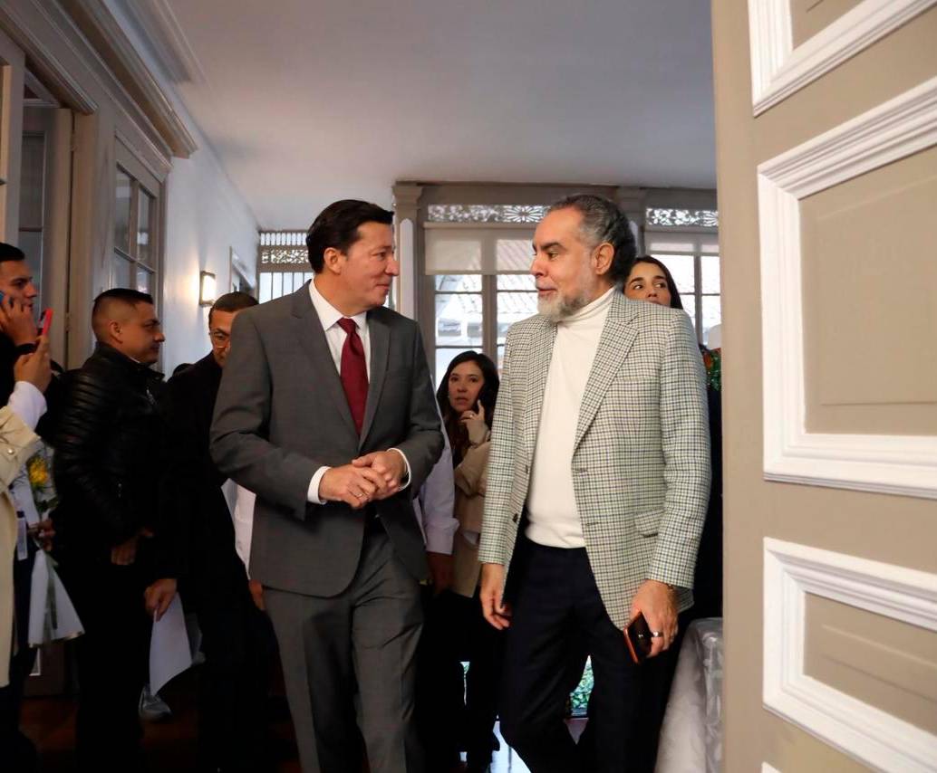 El registrador Hernán Penagos (izquierda) respondió directamente a Benedetti (derecha) y precisó que la Registraduría Nacional del Estado Civil no ha recibido información oficial sobre el caso y que esperan evidencias para investigarlo. FOTO: MININTERIOR