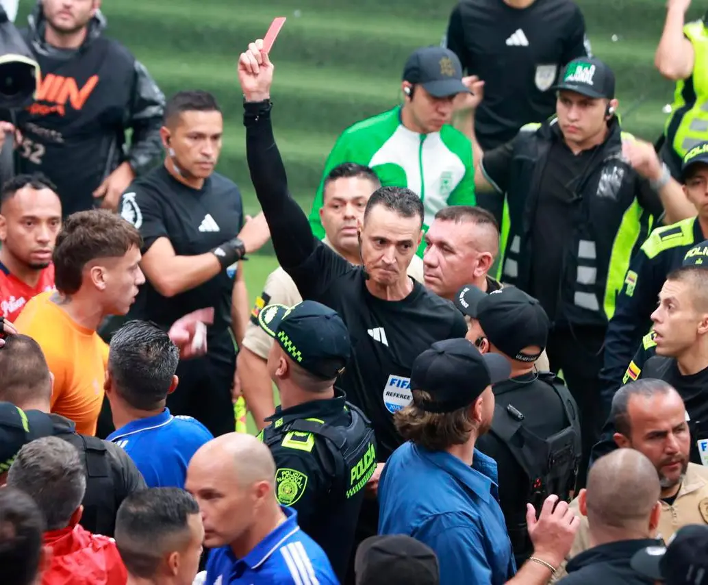 El arquero Washington Aguerre recibió tarjeta roja por parte del juez Wilmar Roldán cuando ingresaba a los camerinos. Foto: Manuel Saldarriaga