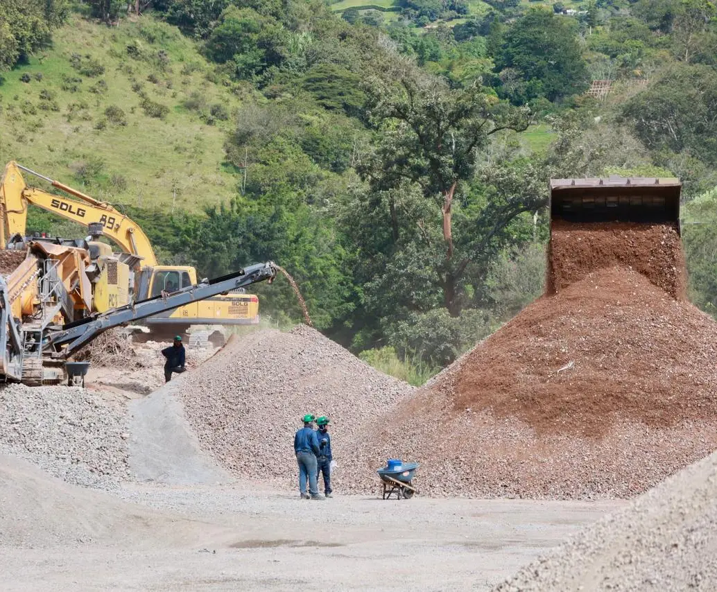 Diariamente en la planta RIC, vinculada a EPM, se procesan hasta 1.000 toneladas de residuos de construcción y demolición. FOTO MANUEL SALDARRIAGA.