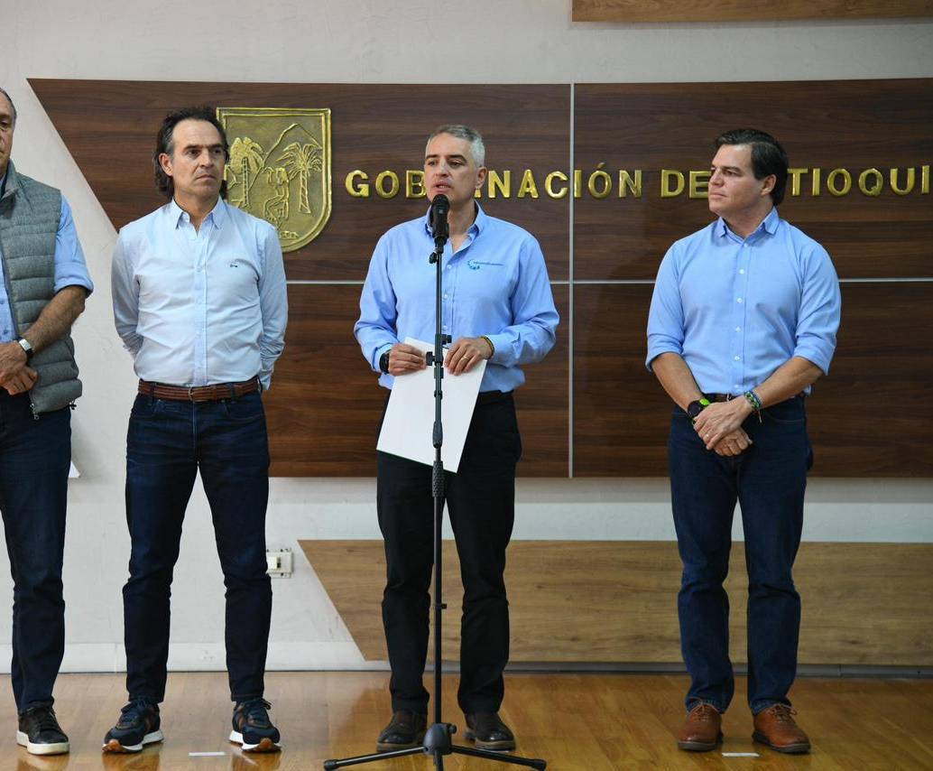 En el micrófono, el gobernador de Antioquia Andrés Rendón. A su izquierda, el alcalde de Medellín Federico Gutiérrez. FOTO: Cortesía