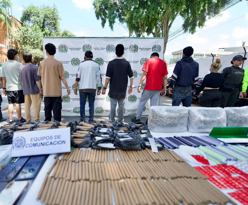 Nueve presuntos miembros de la banda delincuencial La Terreza, capturados en Medellín, después de desmantelar una plaza de vicio. FOTO: CORTESÍA ALCALDÍA DE MEDELLÍN. 