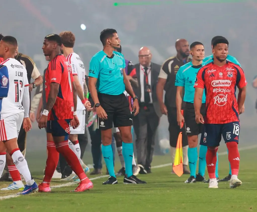 Los jugadores del DIM y Flamengo con caras largas retirándose a los vestuarios. FOTO MANUEL SALDARRIAGA