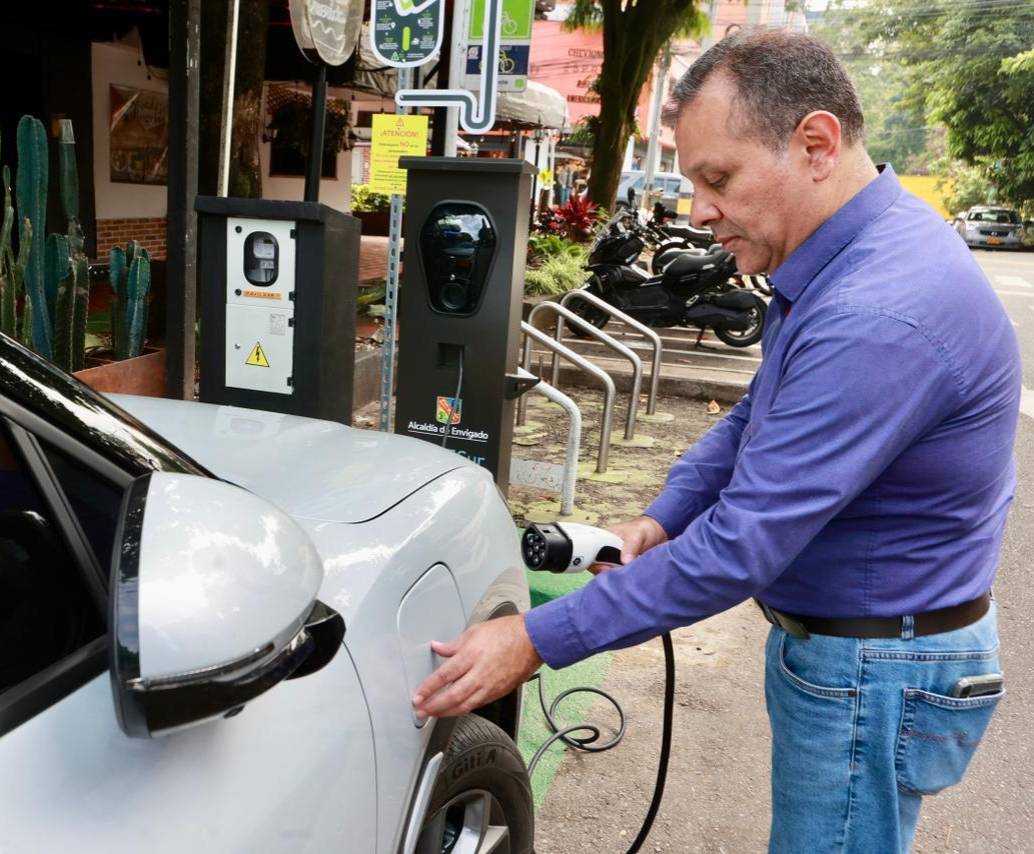 Una de las estaciones de carga para vehículos eléctricos de la primera red pública ubicada en Envigado. Foto: cortesía.