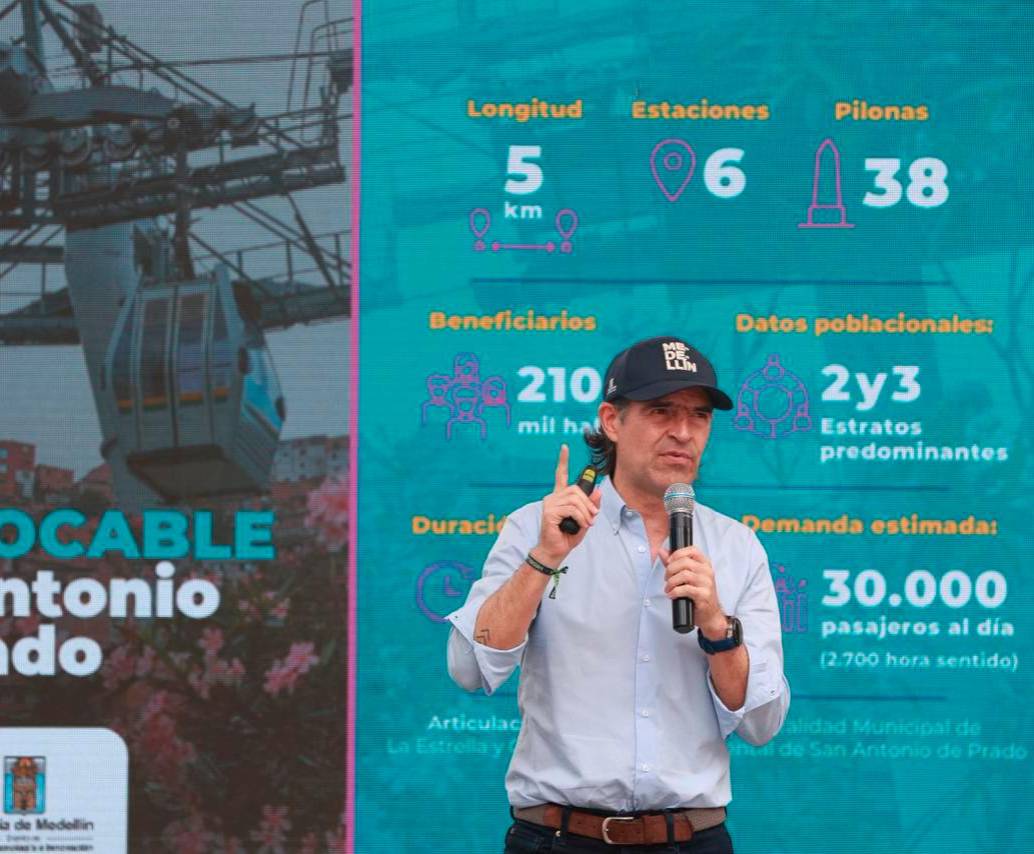 El alcalde de Medellín, Federico Gutiérrez, hizo el anuncio de este nuevo cable, el séptimo en el Valle de Aburrá, en medio de los aplausos de los habitantes que asistieron a este evento. FOTO: <b>MANUEL SALDARRIAGA</b>