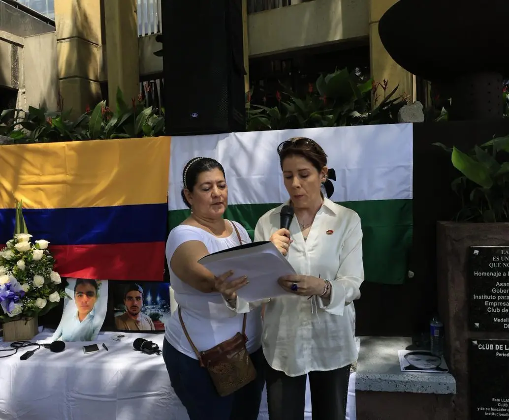 El gremio periodístico de Antioquia recordó a Mateo Pérez Rueda con una velatón y actos simbólicos en defensa de la libertad de prensa. Foto: Camilo Súarez