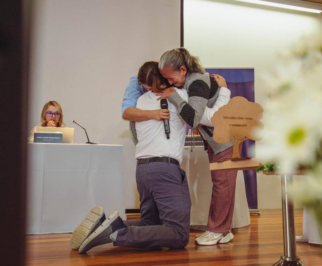 Este abrazo se dio en medio de una audiencia de de consolidación de verdad y determinación de medidas de reparación de la Jurisdicción Especial para la Paz. Foto: JEP. 