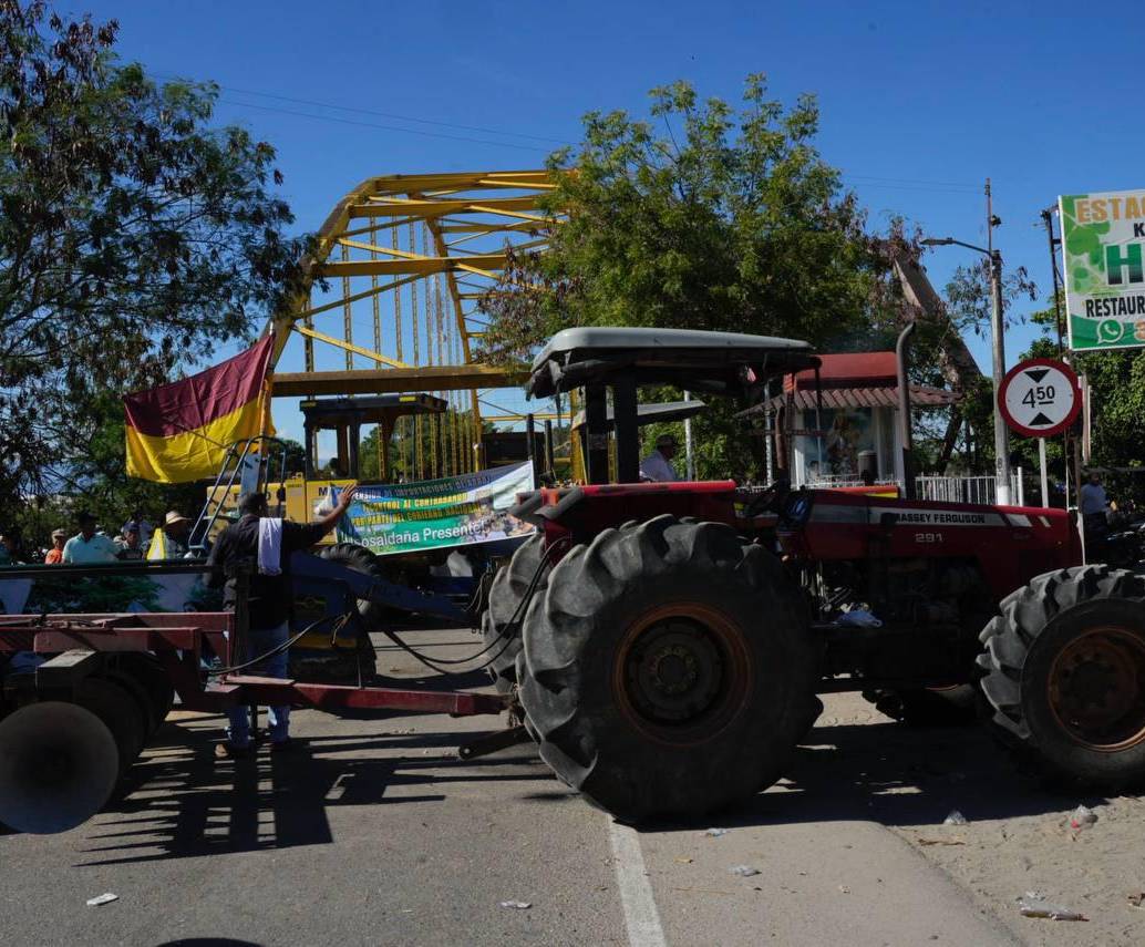 Las movilizaciones iniciadas el lunes ya comienzan a dejar serios impactos económicos. Hay afectaciones en el transporte de carga, escasez de alimentos e insumos, y aumento en precios, especialmente en productos de primera necesidad. FOTO: @MafeCarrascal.