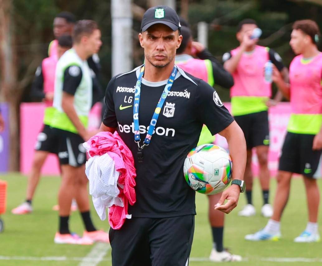 El entrenador de Atlético Nacional, Lucas González, tiene su segundo paso por el cuadro verde. Antes estuvo en la cantera entre 2021 y 2022. Foto: Manuel Saldarriaga
