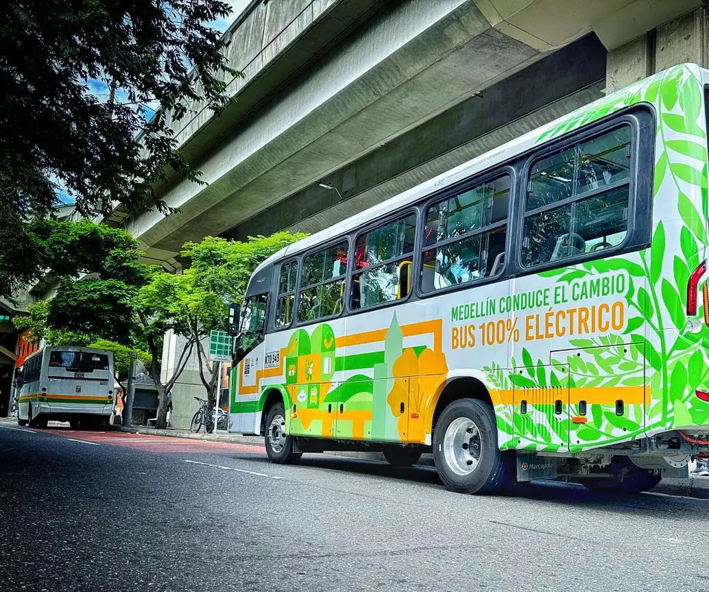 Así luce el nuevo bus eléctrico que transportará pasajeros a las zonas Oriental y Nororiental de Medellín. FOTO Cortesía Sistema Alimentador Oriental.