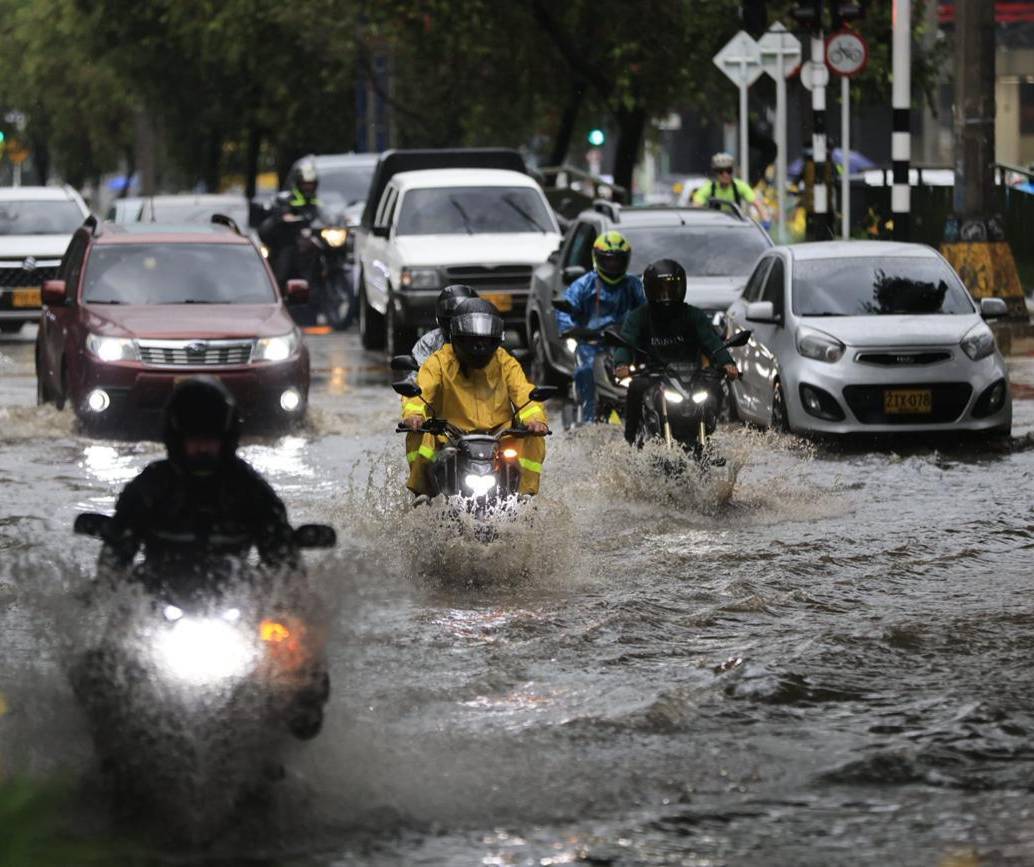 Un fuerte aguacero azotó Medellín y varios municipios del Valle de Aburrá, dejando reportes de granizo. FOTO: Camilo Suárez, EL COLOMBIANO