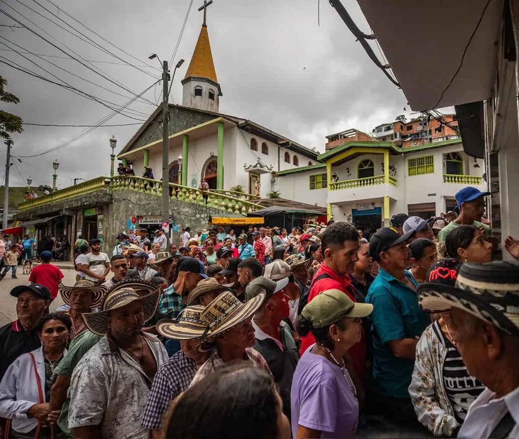 Las comunidades de la ruralidad se tuvieron que devolver al parque principal, que se ha convertido en su sitio de refugio cada que se agudiza la violencia en la ruralidad. En octubre del año pasado ocurrió algo similar. FOTO: <b>CAMILO SUÁREZ</b>