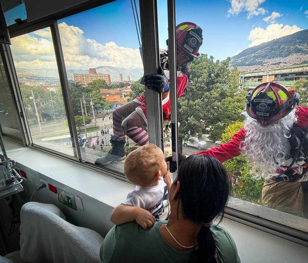 Los bomberos se descolgaron por las ventanas del hospital infantil San Vicente Fundación para alegrar la Navidad de los niños. FOTO: Cortesía Alcaldía de Medellín