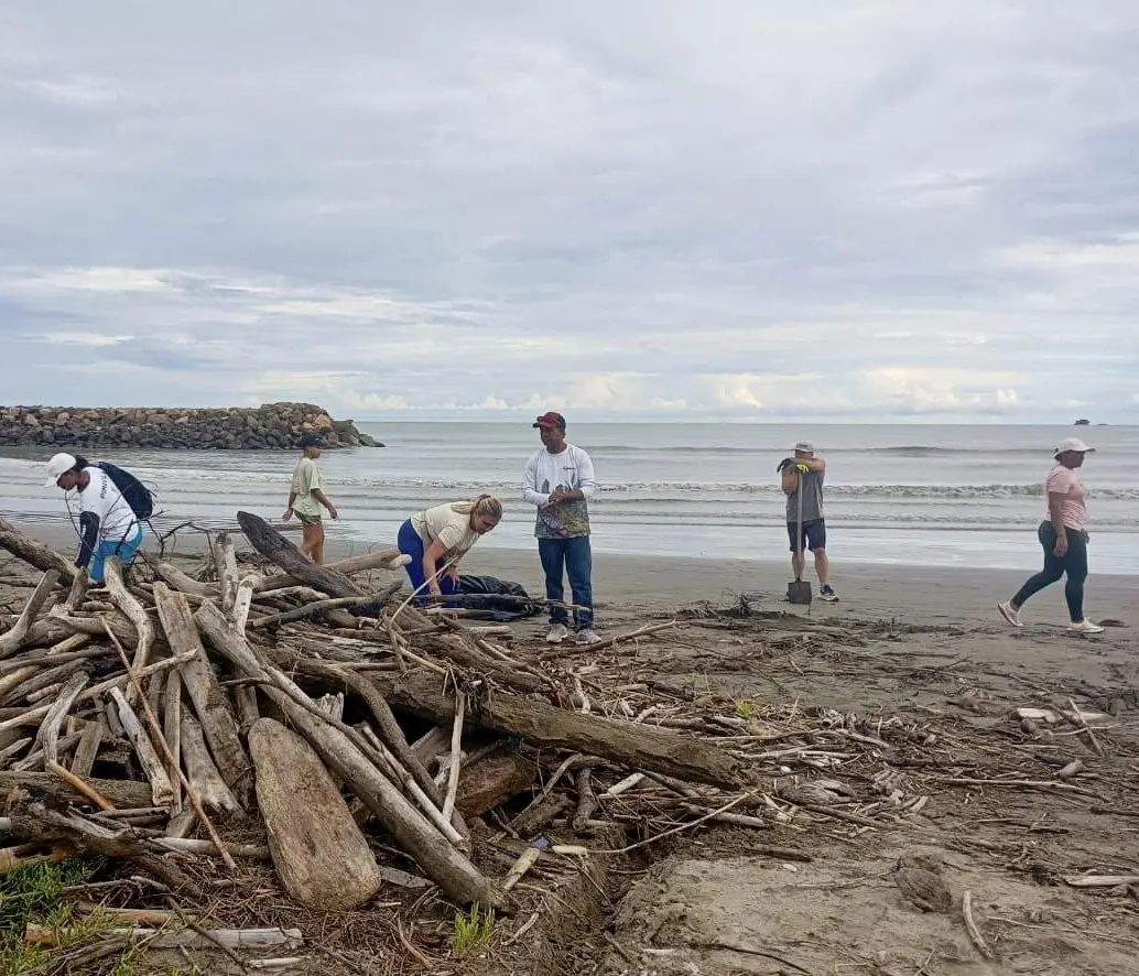 Decenas de habitantes participaron de una jornada de limpieza para embellecer las playas del municipio de Arboletes. FOTO Cortesía Corpourabá