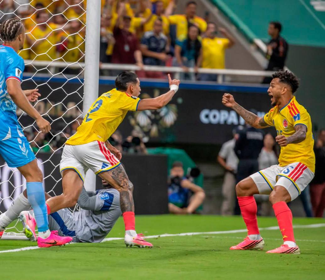 Daniel Muñoz y Luis Javier Suárez celebrando el gol de la victoria ante Congo. FOTO: <b>Juan Antonio Sánchez</b>