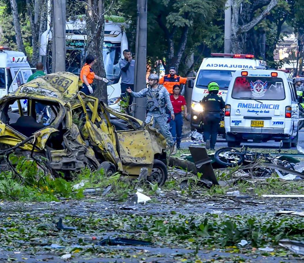 Un atentado terrorista en Cali dejó al menos seis muertos, cincuenta heridos y miles de daños en la zona cercana a la base aérea Marco Fidel Suárez . Imagen: AFP