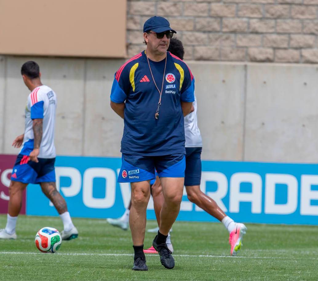 Néstor Lorenzo afina detalles a puerta cerrada para el juego ante Congo. FOTO JUAN ANTONIO SÁNCHEZ