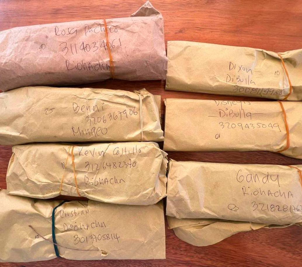 Los $145 millones incautados en La Guajira estaban en siete sobre de manila marcados con los datos del lugar de destino y el contacto que los recibiría. FOTO: CORTESÍA POLICÍA.