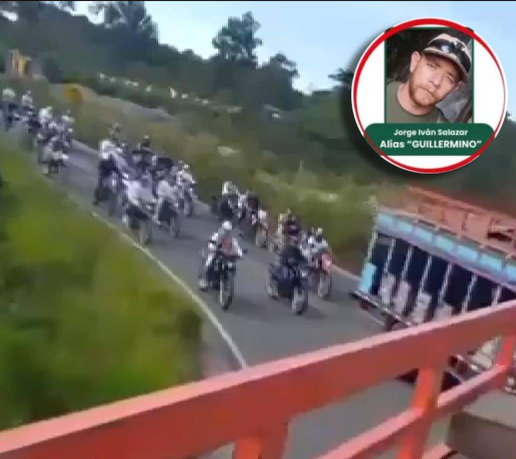 Imágenes de motocicletas y buses tipo chiva en la caravana fúnebre realizada en Anorí, Nordeste de Antioquia. FOTO Twitter @AndresJRendonC