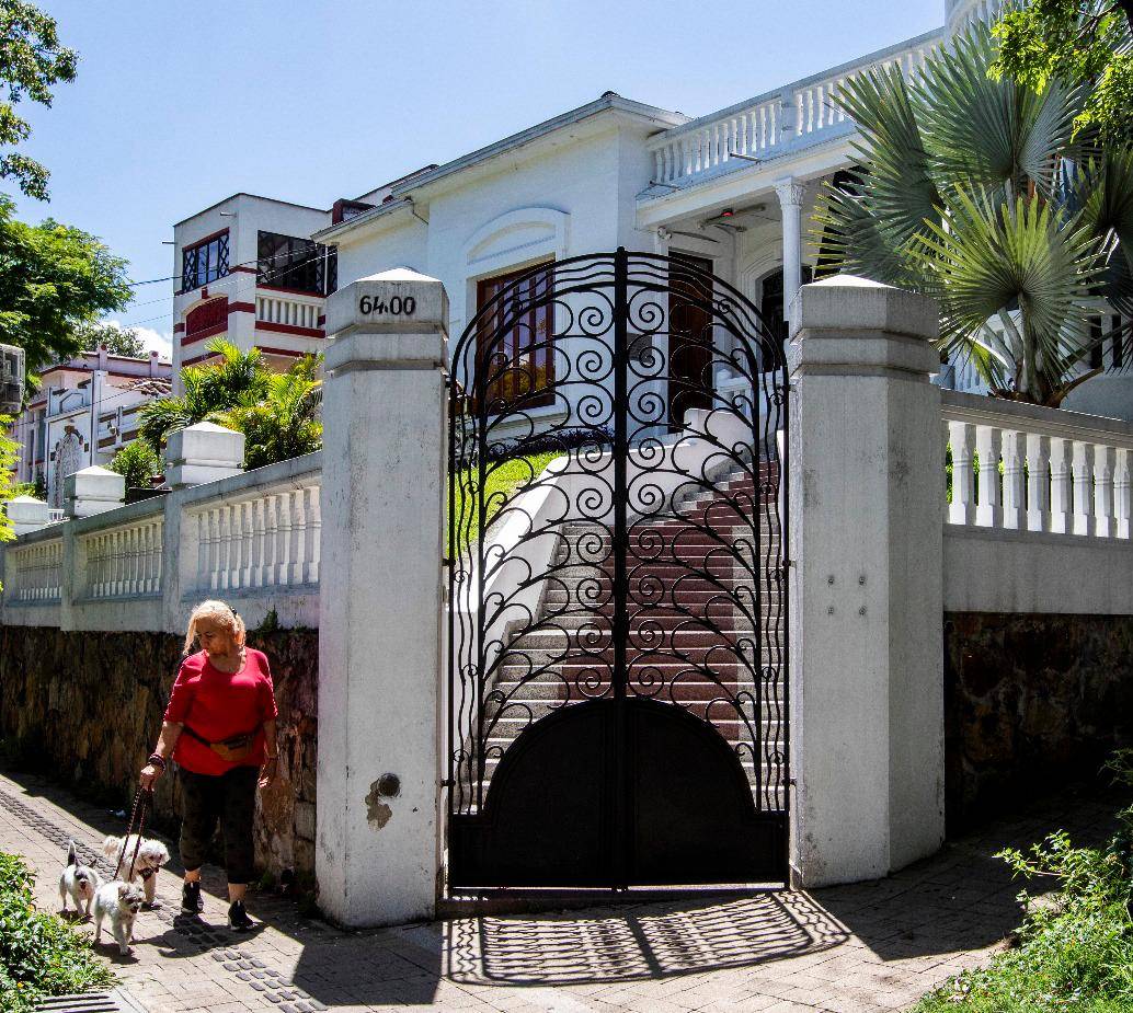 Prado, el único barrio patrimonial que tiene Medellín, ha perdido su vida residencial progresivamente en las últimas cuatro décadas. Sus vecinos resisten aislados por el caos del Centro y ante factores como la inseguridad. FOTOS: JULIO HERRERA