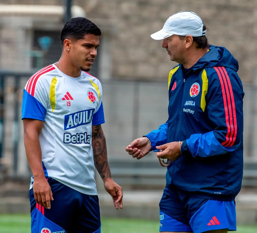 Néstor Lorenzo, entrenador de Colombia habla con El Cucho Hernández. FOTO: <b>JUAN ANTONIO SÁNCHEZ</b>