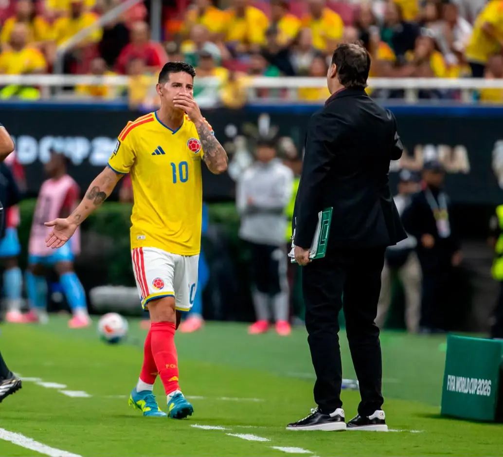 El futbolista colombiano James Rodríguez fue el capitán de la Selección Colombia en Guadalajara. Al salir le pasó el brazalete a Juanfer. Foto: Juan Antonio Sánchez