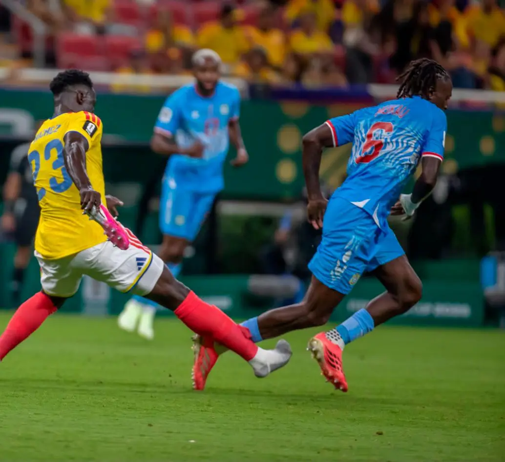Dávinson Sánchez protagonizó una curiosa acción durante el partido frente a Congo. Aunque se le había salido un guayo, fue a marcar al rival y logró quitarle el balón mientras sostenía el botín en la mano. FOTO JUAN ANTONIO SÁNCHEZ