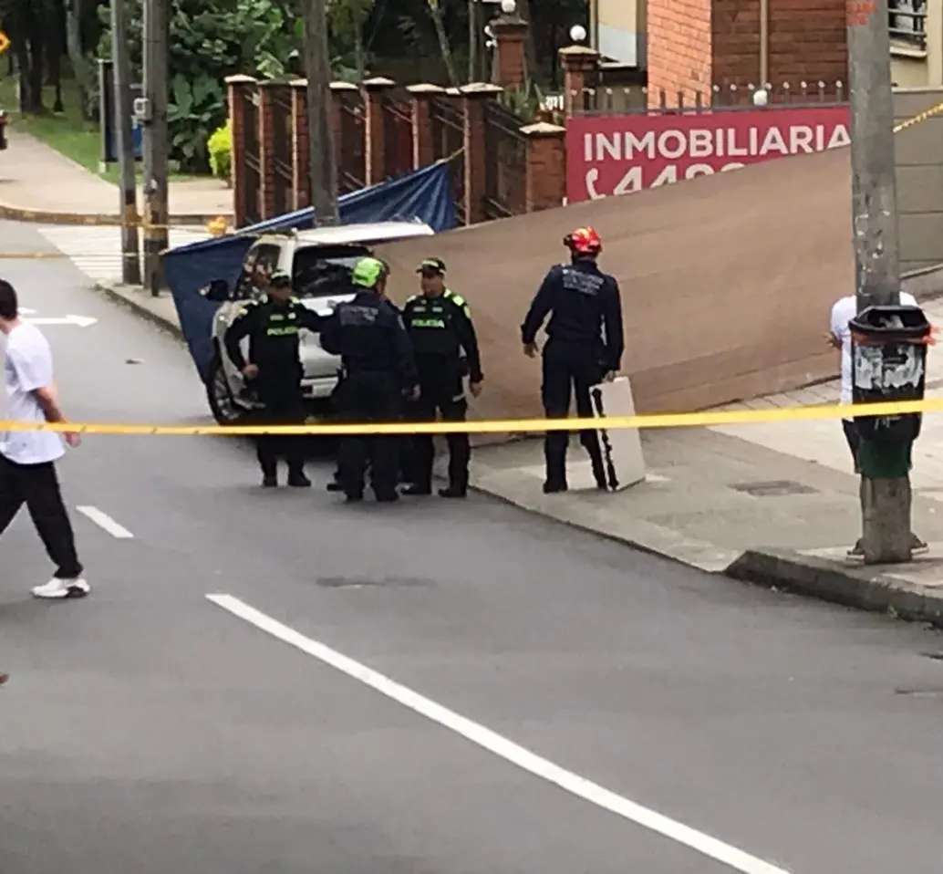 Los agentes del CTI de la Fiscalía avanzan en las labores judiciales para esclarecer el asesinato de Henry Ocampo Suaza, de 55 años, en Envigado. FOTO: Laura Rosa Jiménez Valencia