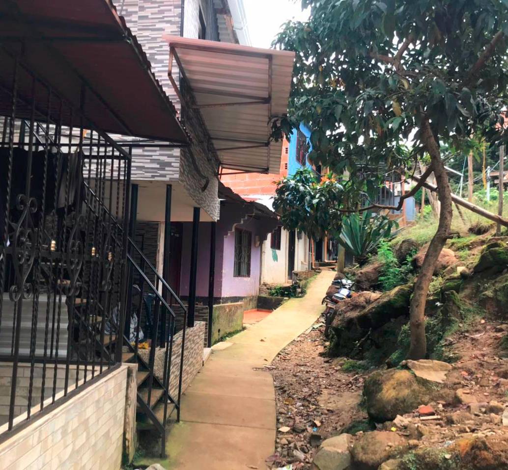 En este callejón del barrio Bello Oriente, de Medellín, ocurrió el asesinato de un soldado que se encontraba de licencia en la comuna, después del centro de Medellín, con más homicidios. FOTO: LAURA ROSA JIMÉNEZ VALENCIA