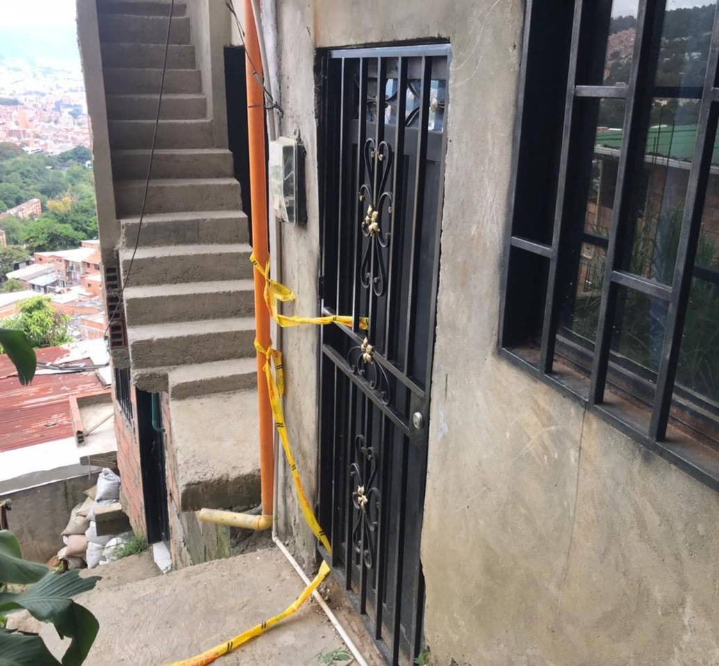 Dentro de esta vivienda del barrio La Libertad, en la comuna 8 (Villa Hermosa), ocurrió la discusión y posterior asesinato de Juliana Giraldo Zuluaga, una pereirana de 18 años. FOTO: LAURA ROSA JIMÉNEZ VALENCIA