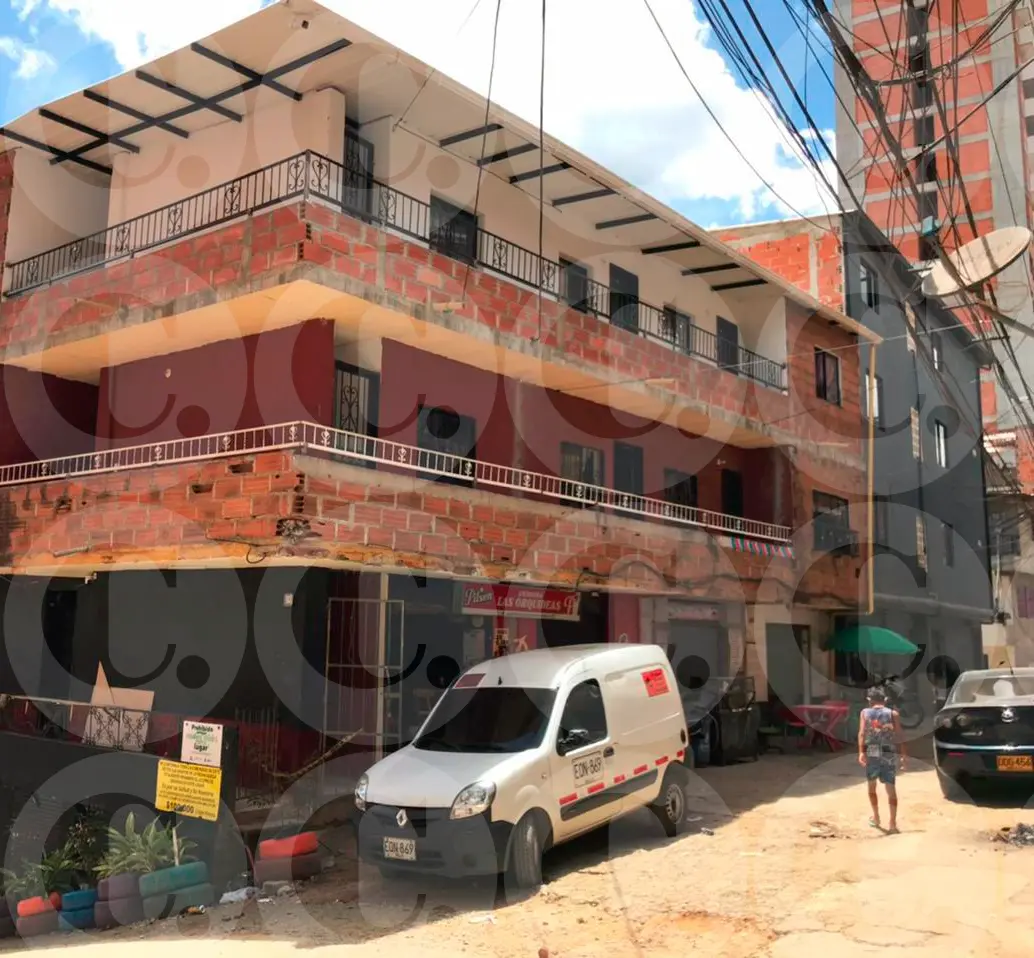 En el tercer piso de esta casa ocurrió el asesinato de Juan Carlos Lozano Vides, de 30 años, en el barrio La Gabriela, de Bello. FOTO: LAURA ROSA JIMÉNEZ VALENCIA