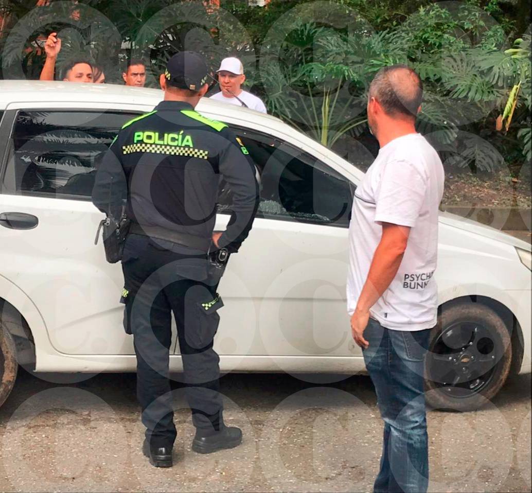 Dentro de este vehículo de aplicación fueron baleados dos presuntos integrantes del grupo delincuencial Los Chivos, quienes habían tomado el automotor en el corregimiento Altavista, de Medellín. FOTO: LAURA ROSA JIMÉNEZ VALENCIA