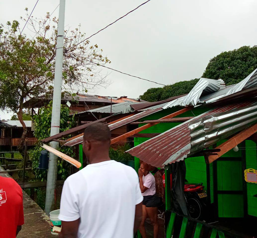 Las casas quedaron destechadas, lo que obligó a los habitantes a buscar refugio donde familiares y amigos. FOTO: Cortesía