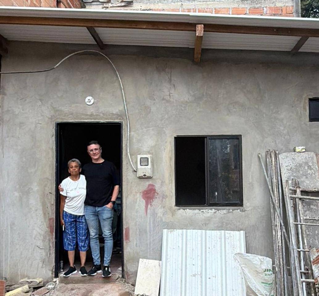 Esta es Doña Erminia junto a Santiago Jaramillo, director de la Fundación Un Viejo Favor, quien le hizo entrega de su nueva casa. FOTO: Cortesía Fundación Un Viejo Favor