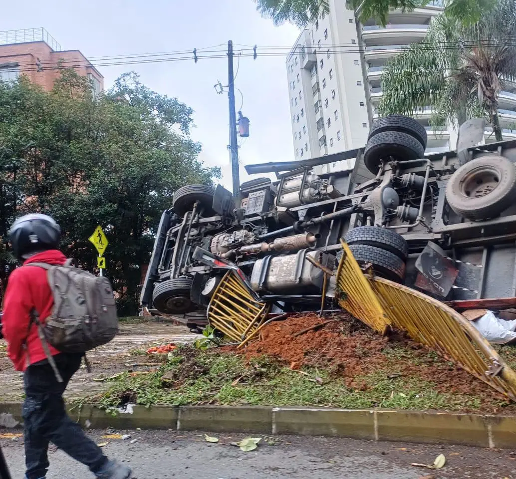 Un camión se quedó sin frenos en la vía Los Balsos en Medellín y se volcó. FOTO: Tomada de redes sociales