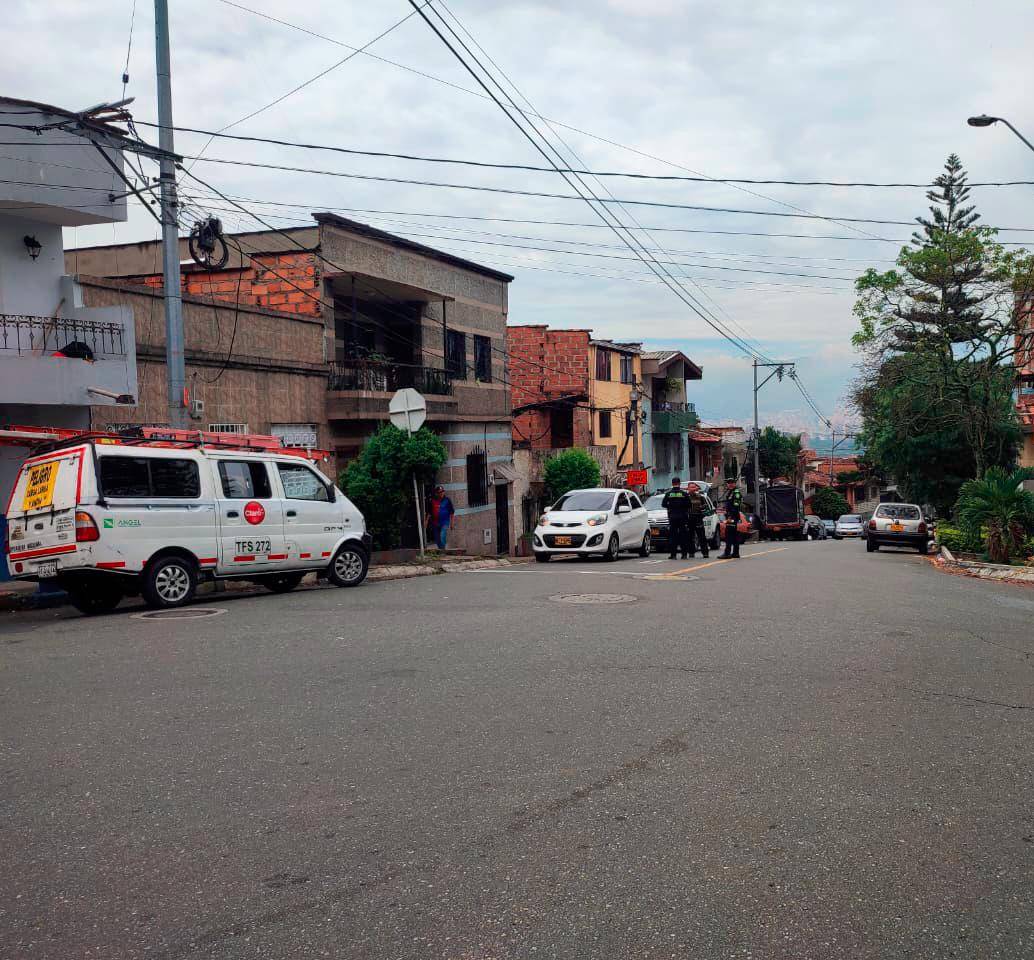 En este punto de la calle 71A con la carrera 47, en Aranjuez, ocurrió el asesinato de Alexis Quintero Restrepo, alias El Cabezón, quien habría heredado el poder de la banda Los Rolex, luego del asesinato de alias Mono Rolex. FOTO: ANDRÉS GARCÍA HERNÁNDEZ