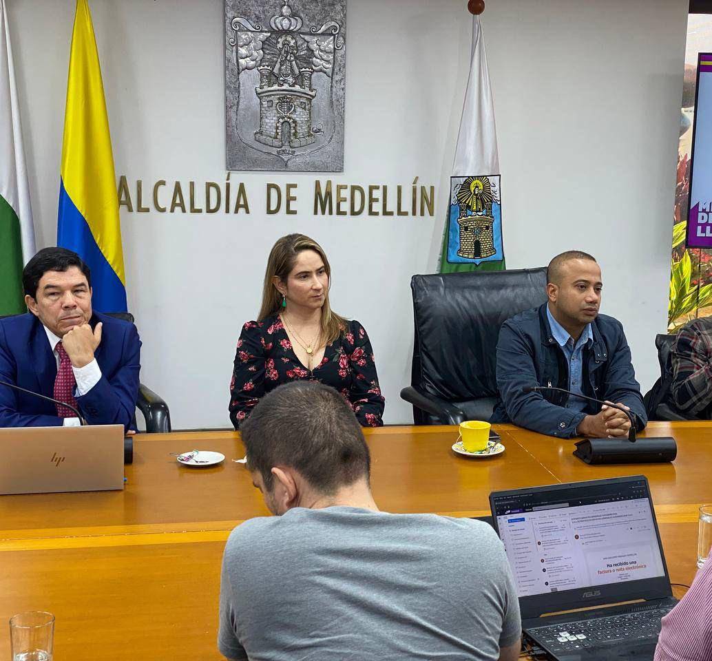 De izquierda a derecha: Óscar Hurtado, exsecretario de Hacienda y alcalde encargado, Alexandra Agudelo, exsecretaria de Educación, y Juan Pablo Patiño, exsecretario de Inclusión social de la alcaldía de Daniel Quintero. FOTO: REDES SOCIALES