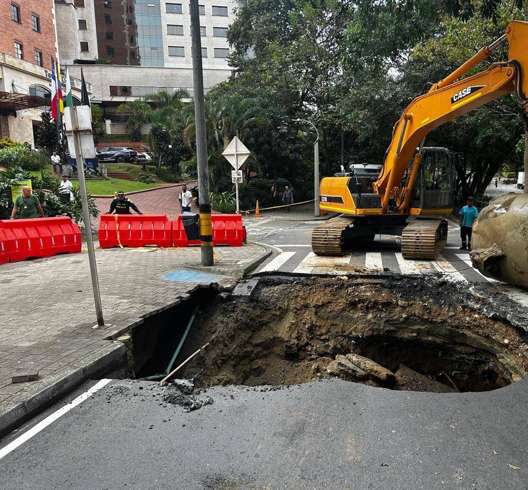 Esta es la socavación que provocó el cierre de la avenida El Poblado, a la altura del hotel Dann Carlton. Ya se están haciendo las primeras intervenciones. FOTO: FAISURY SÁNCHEZ ARREDONDO