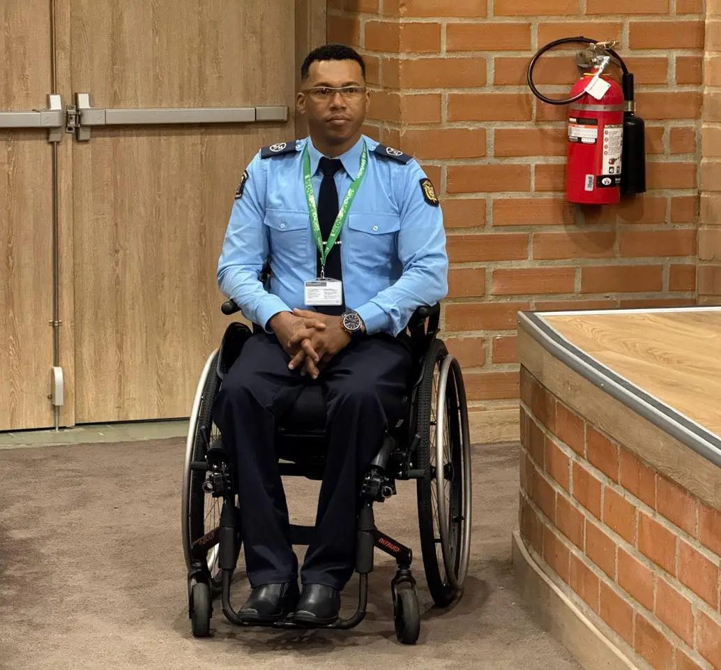 Este es William Martínez, el primer agente de tránsito en silla de ruedas que tiene Medellín. Su incorporación se dio tras un proceso formal de selección, verificación de competencias y acompañamiento de los equipos de Talento Humano. FOTO: Cortesía Alcaldía de Medellín