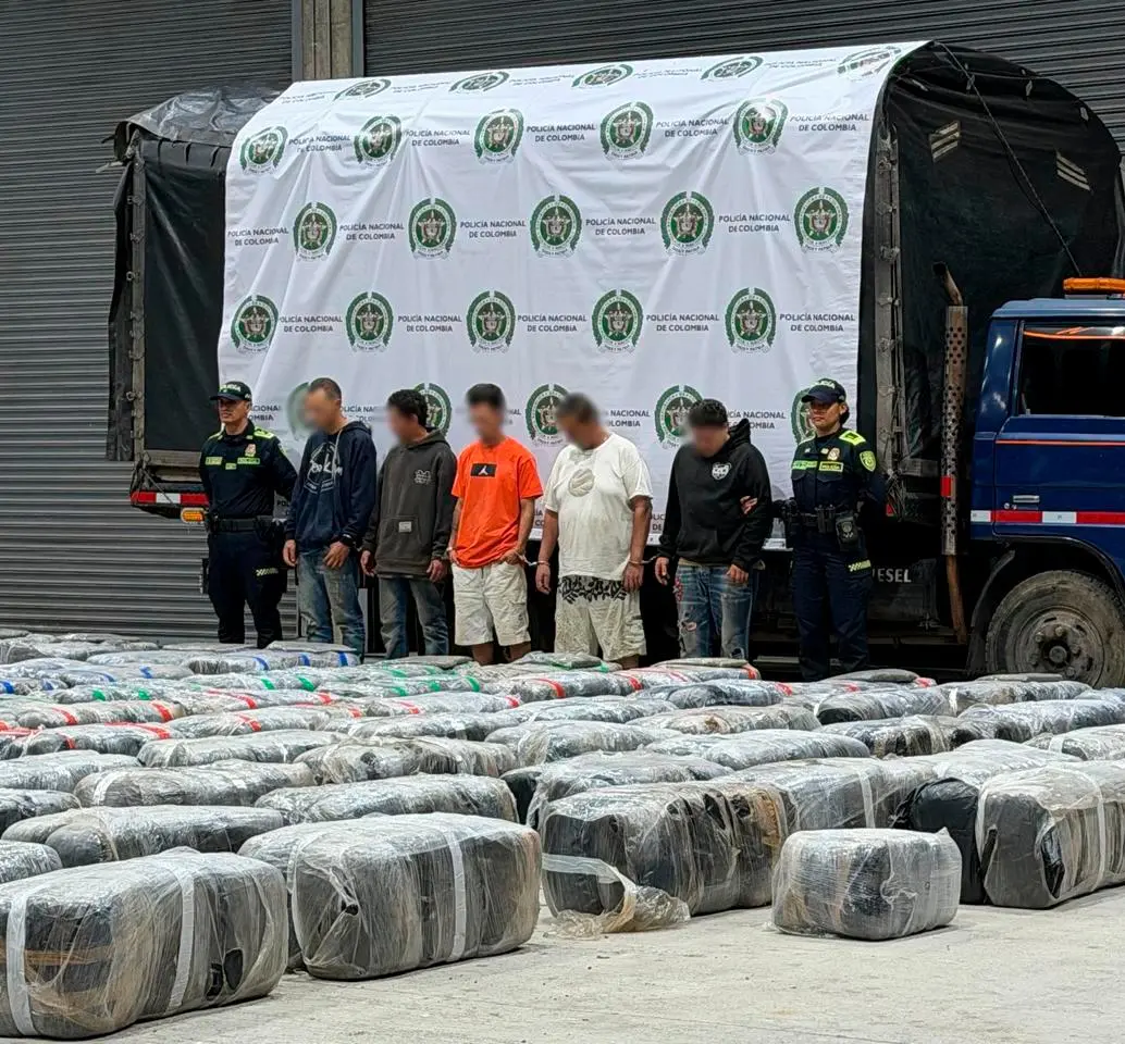 Los cinco capturados fueron puestos a órdenes de la Fiscalía para la respectiva audiencia de legalización de captura. FOTO. POLICÍA