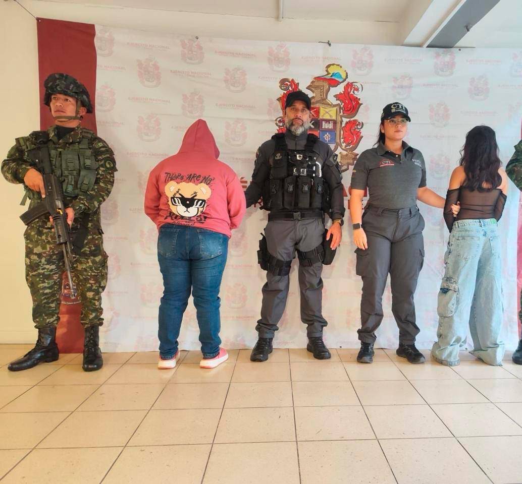 Las dos menores fueron rescatadas por el Ejército en Copacabana. FOTO: Cortesía Ejército