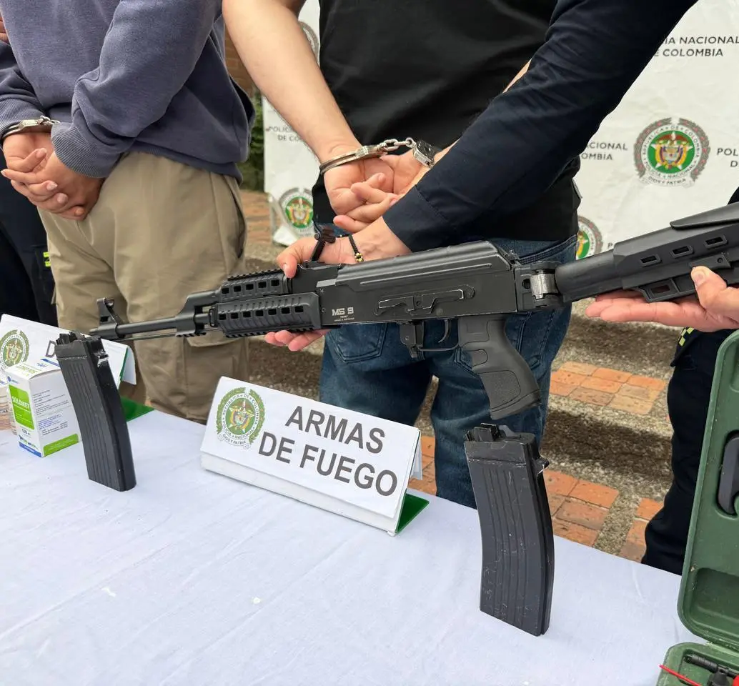 Este fue el fusil traumático que incautaron las unidades de la Policía Metropolitana en un operativo contra la banda Los Rolex, que le responde al grupo delincuencial La Terraza. FOTO: CORTESÍA