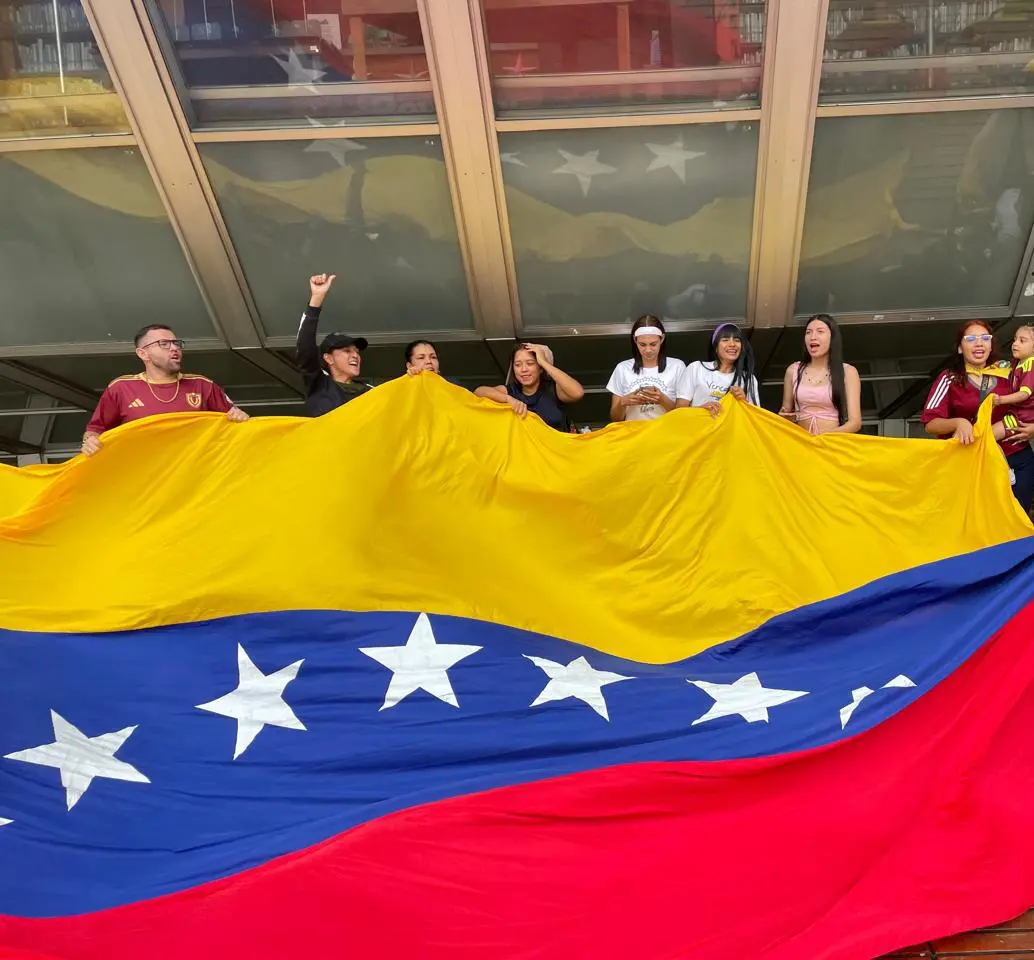 La movilización reunió a migrantes que residen en Medellín y que siguieron los hechos desde Colombia, en medio de un ambiente marcado por la expectativa y la emotividad colectiva. Foto: Manuel Saladarriaga