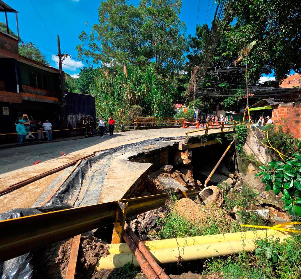 Así luce el daño del puente de la quebrada La Limona, entre Medellín e Itagüí. Por el carril que no sufrió afectaciones solo se permitirá el paso de motos por horarios, según el sentido. FOTO: CORTESÍA
