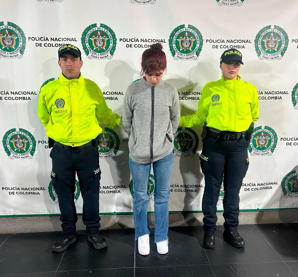 La mujer fue trasladad en avión hasta Bogotá para la audiencia de legalización de captura e imputación de cargos. FOTO CORTESÍA 